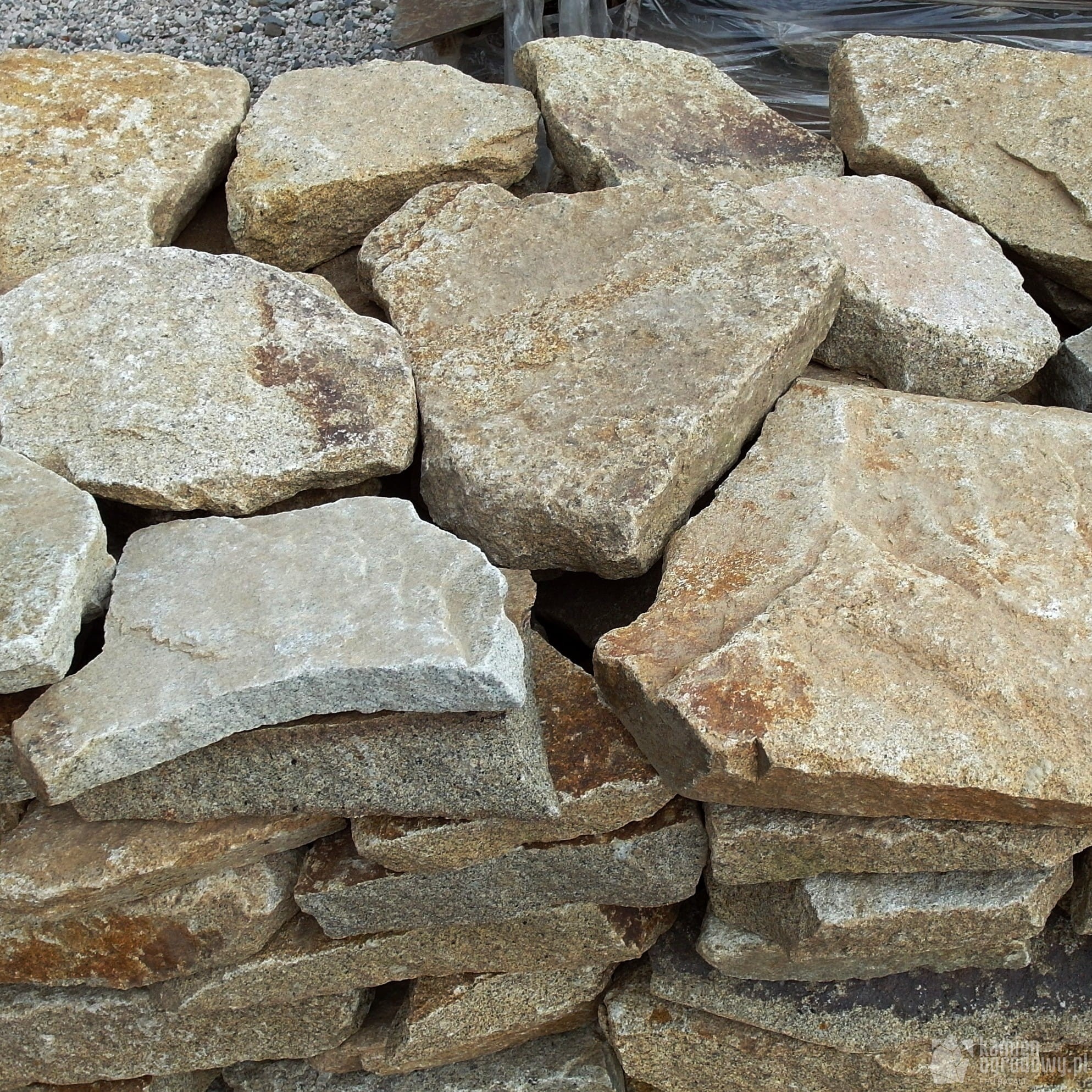 kamien-na-murki-granit-zolty-murowy-sklep-kamienogrodowy.JPG