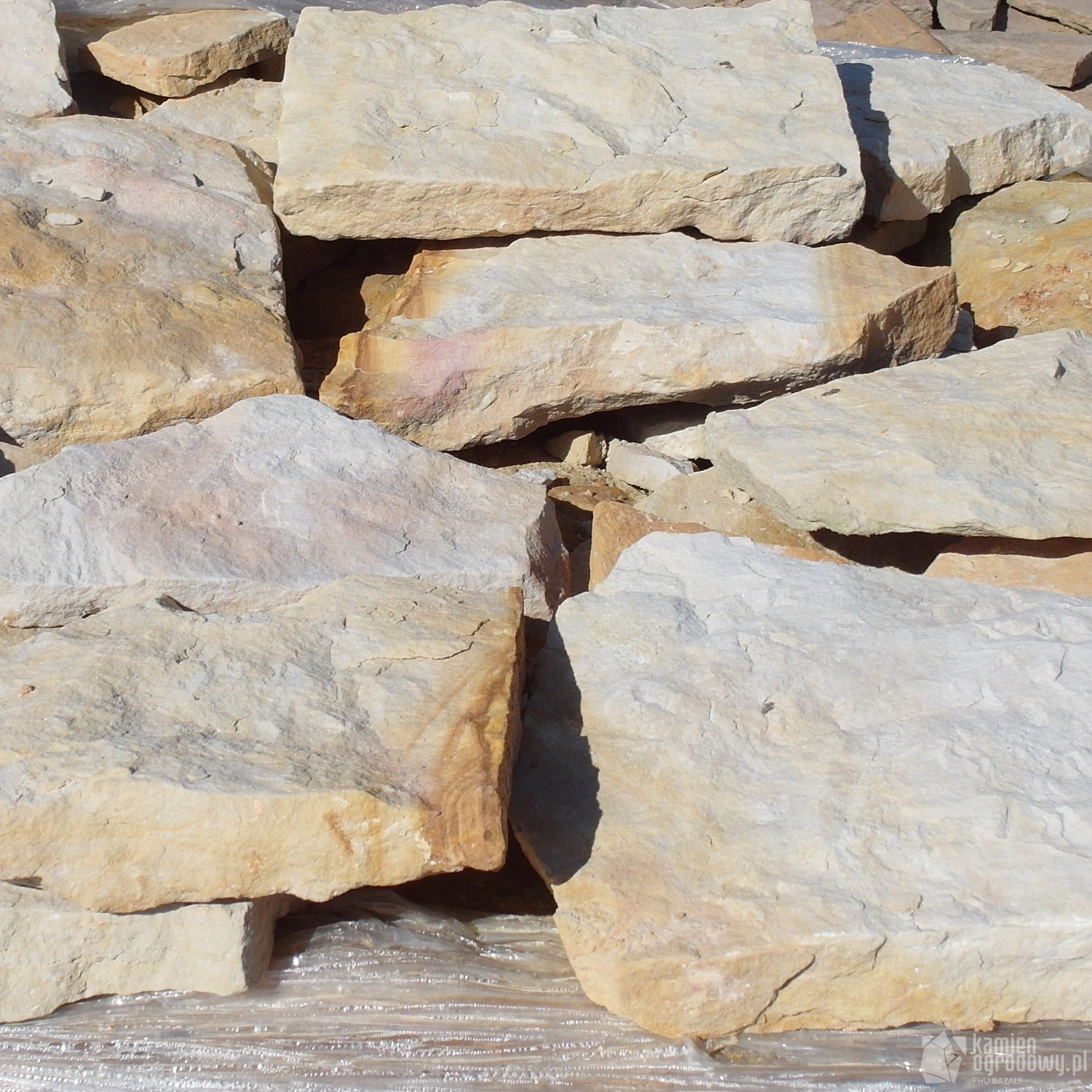 piaskowiec-kremowy-3-5cm-murek-mur-ogrodzenie-sklep-kamienogrodowy.JPG