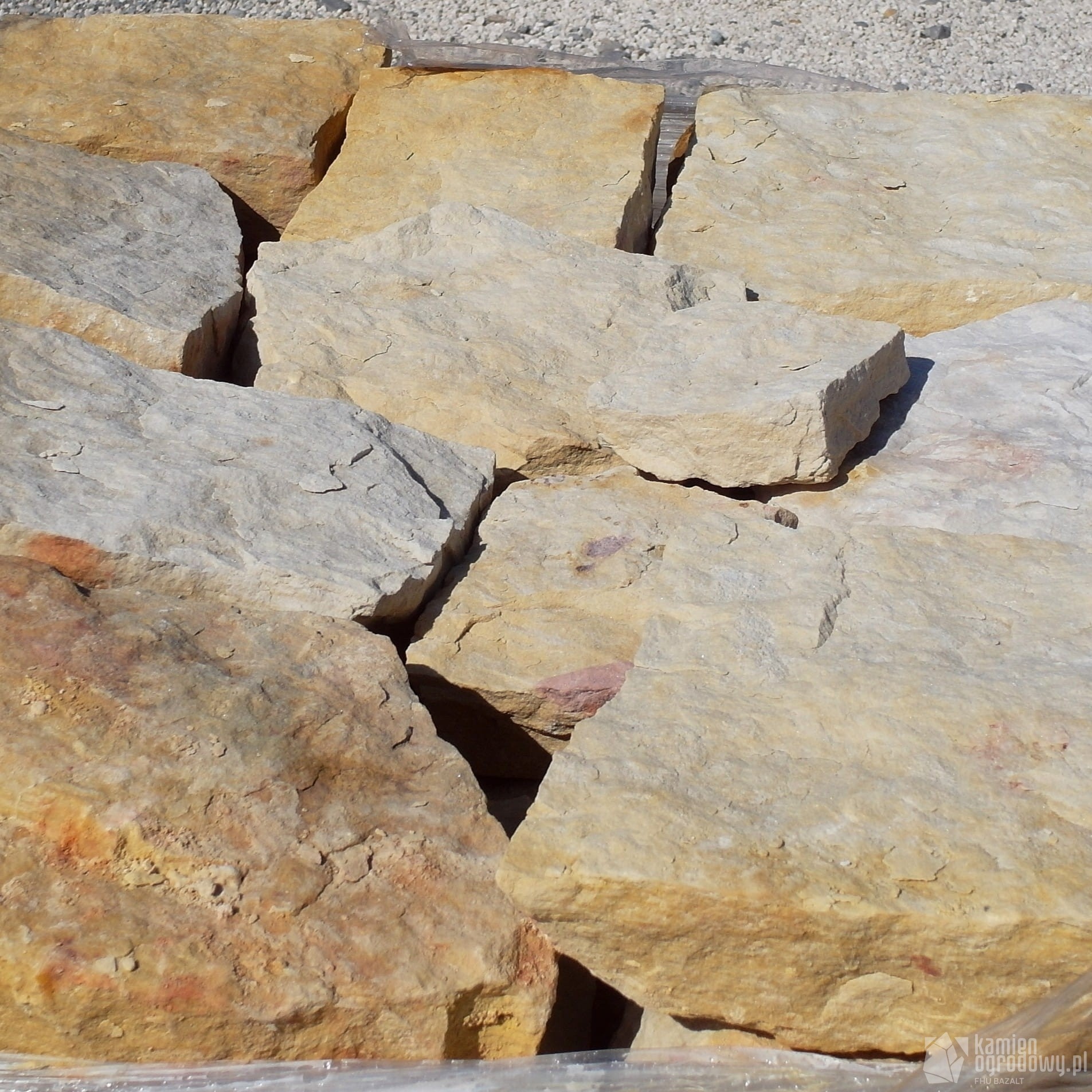piaskowiec-kremowy-5-10cm-murek-mur-ogrodzenie-sklep-kamienogrodowy.JPG