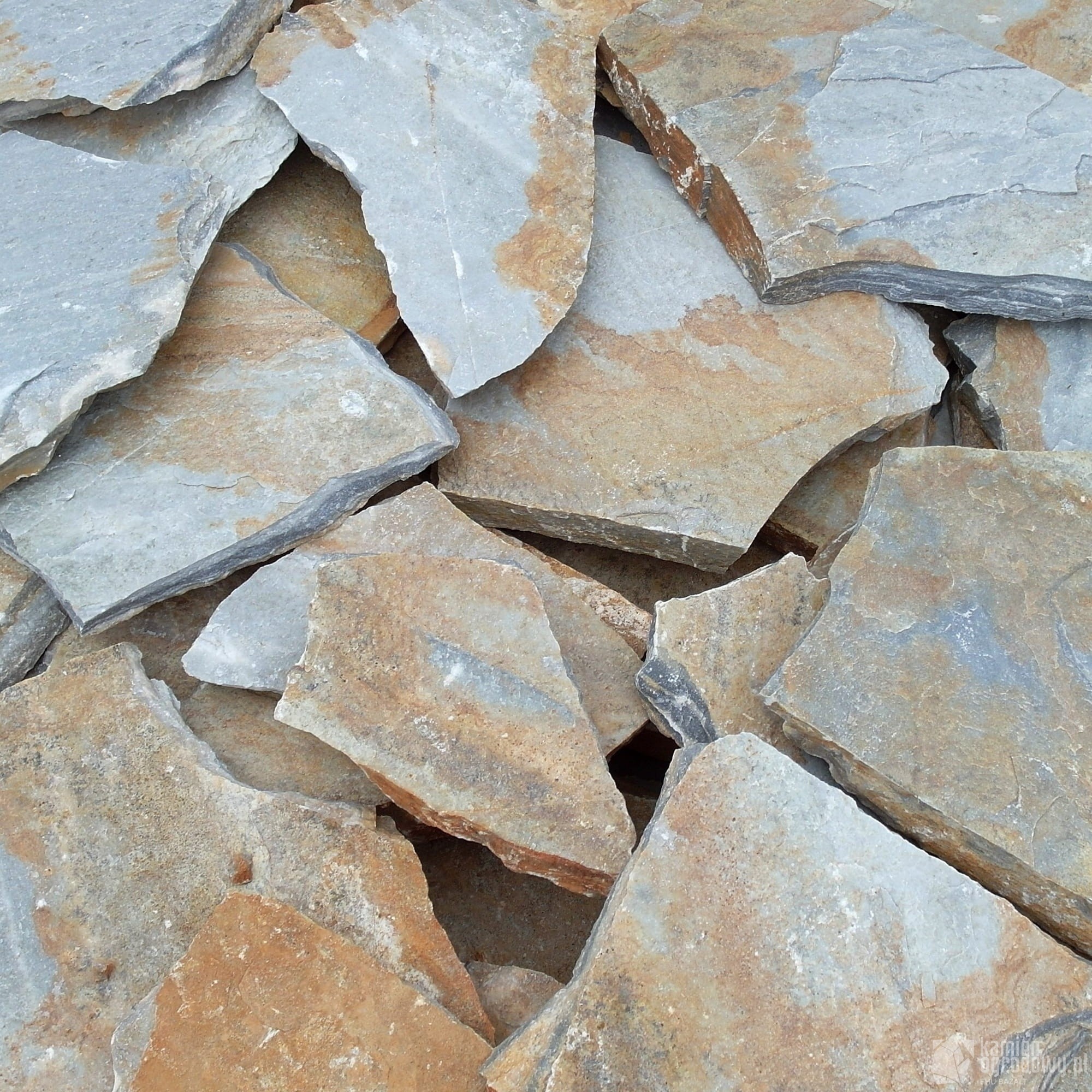 kamien-elewacyjny-naturalny-szary-miodowy-kwarcyt-sklep-kamienogrodowy.JPG