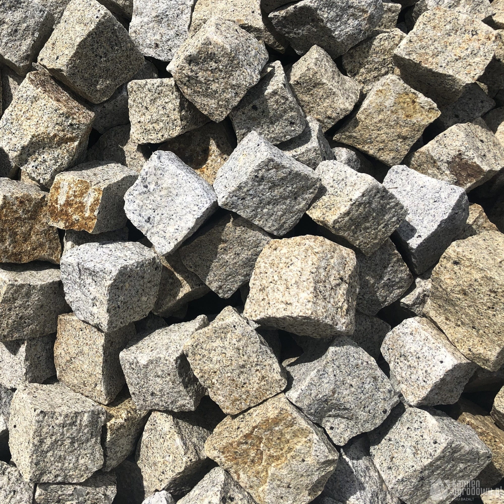 kostka-granitowa-szaro-ruda-lupana-4-6cm-sklep-kamienogrodowy.JPG
