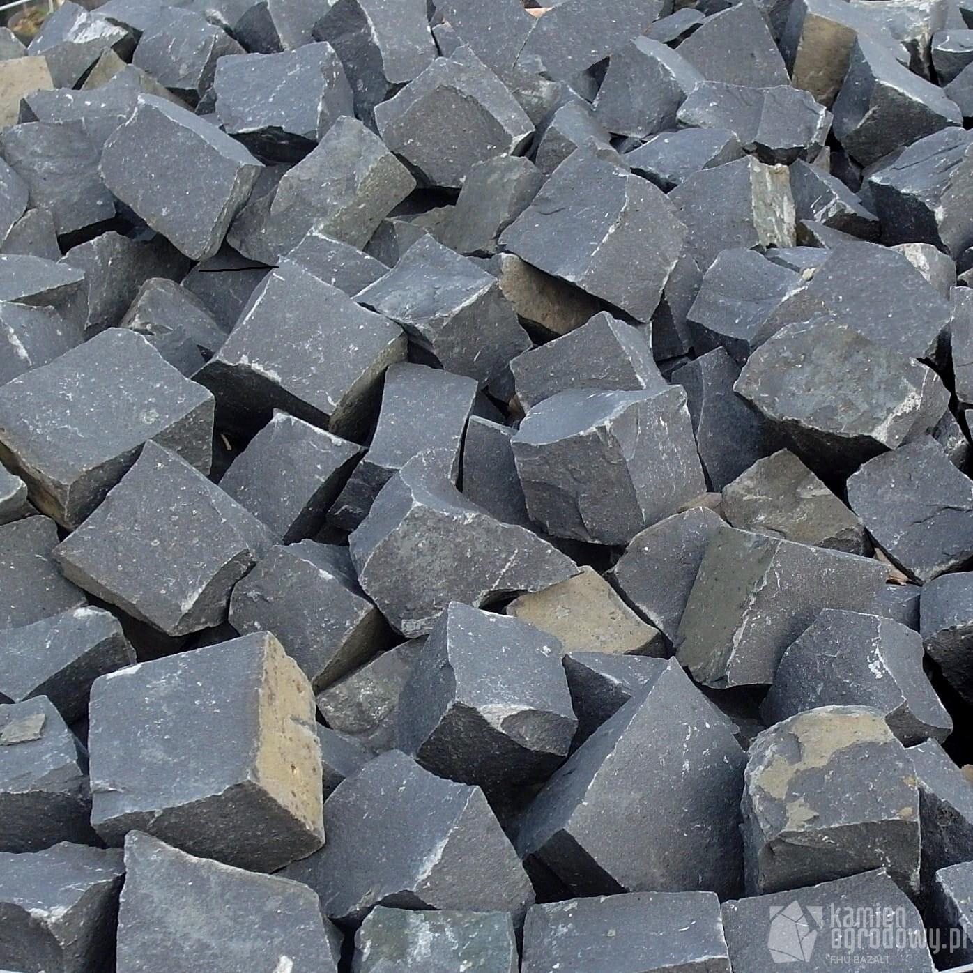 kostka-bazaltowa-czarna-lupana-5-5cm-sklep-kamienogrodowy.JPG