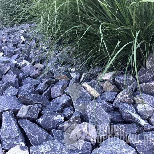 kamien-na -skarpe-skalka-bazaltowa-grafitowa-6-12cm-sklep-kamienogrodowy.JPG