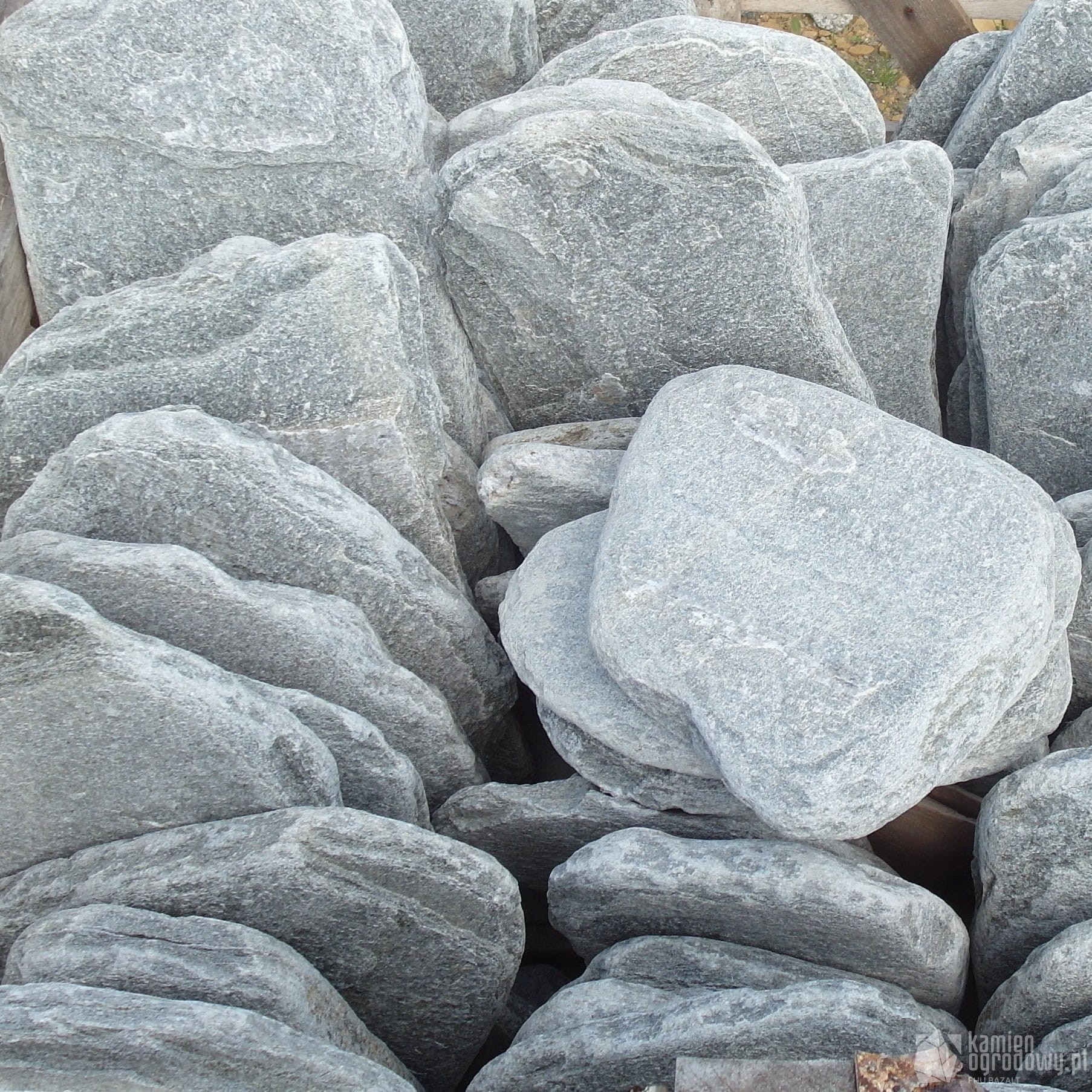 kamien-sciezkowy-step-szary-plytka-sciezkowa-trawnikowa-sklep-kamienogrodowy.JPG